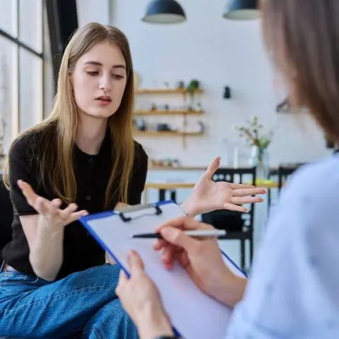 cliënt van een maatschappelijk werker heeft vragen over de werkloosheidshervorming